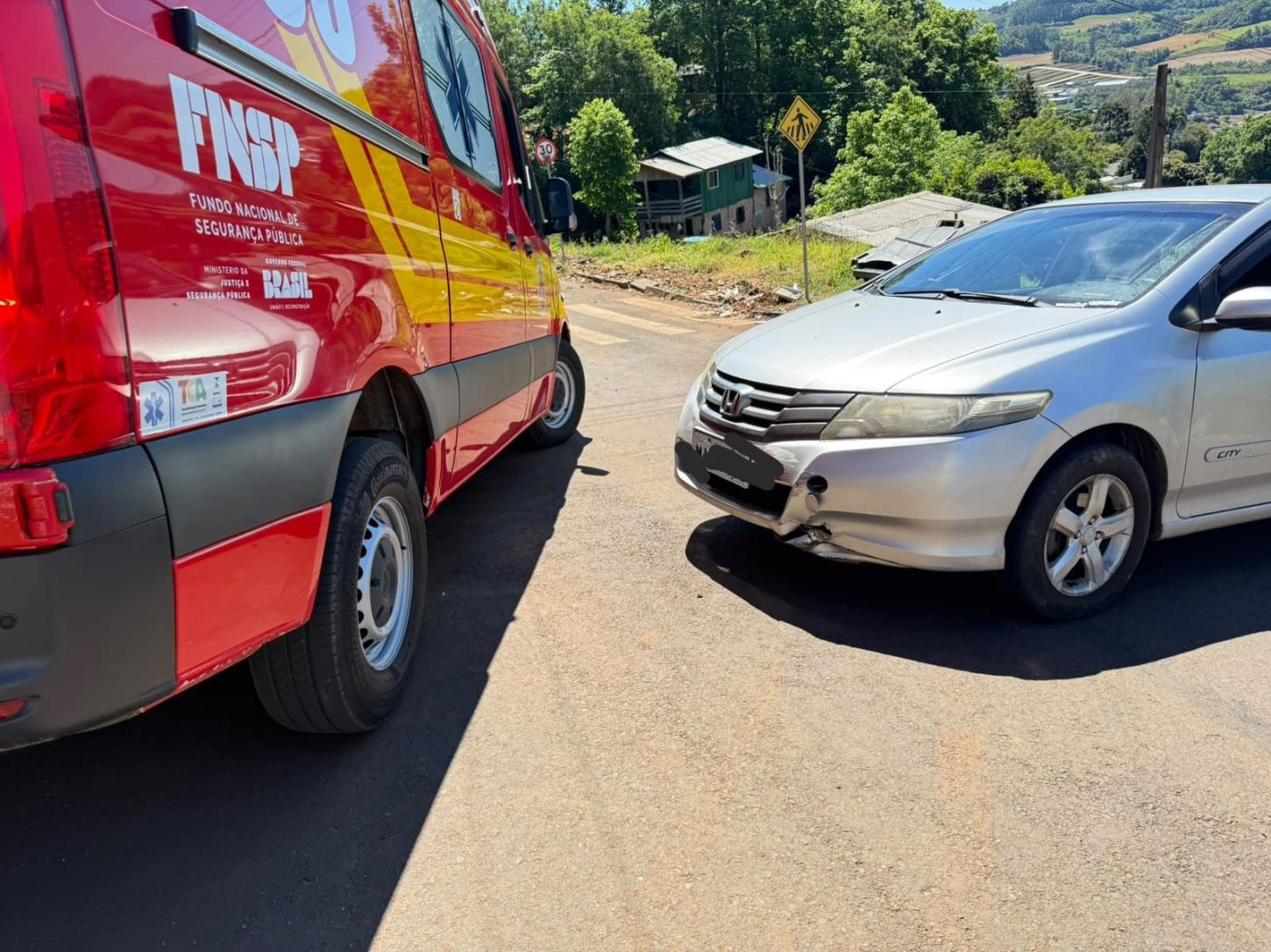 Uma mulher é encaminhada ao hospital após colisão carro e moto em Quilombo