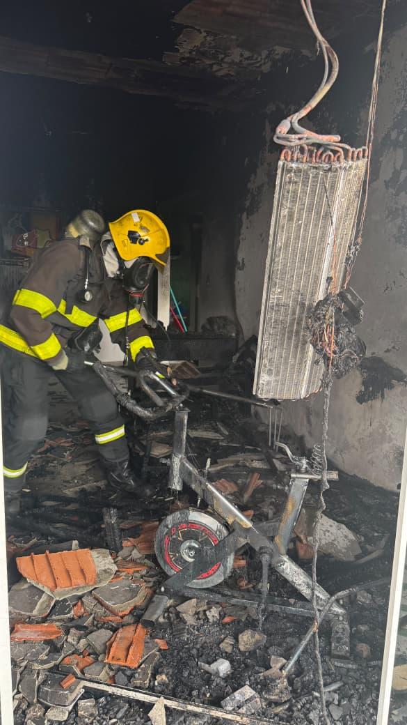 Bombeiros combatem incêndio em residência em Chapecó