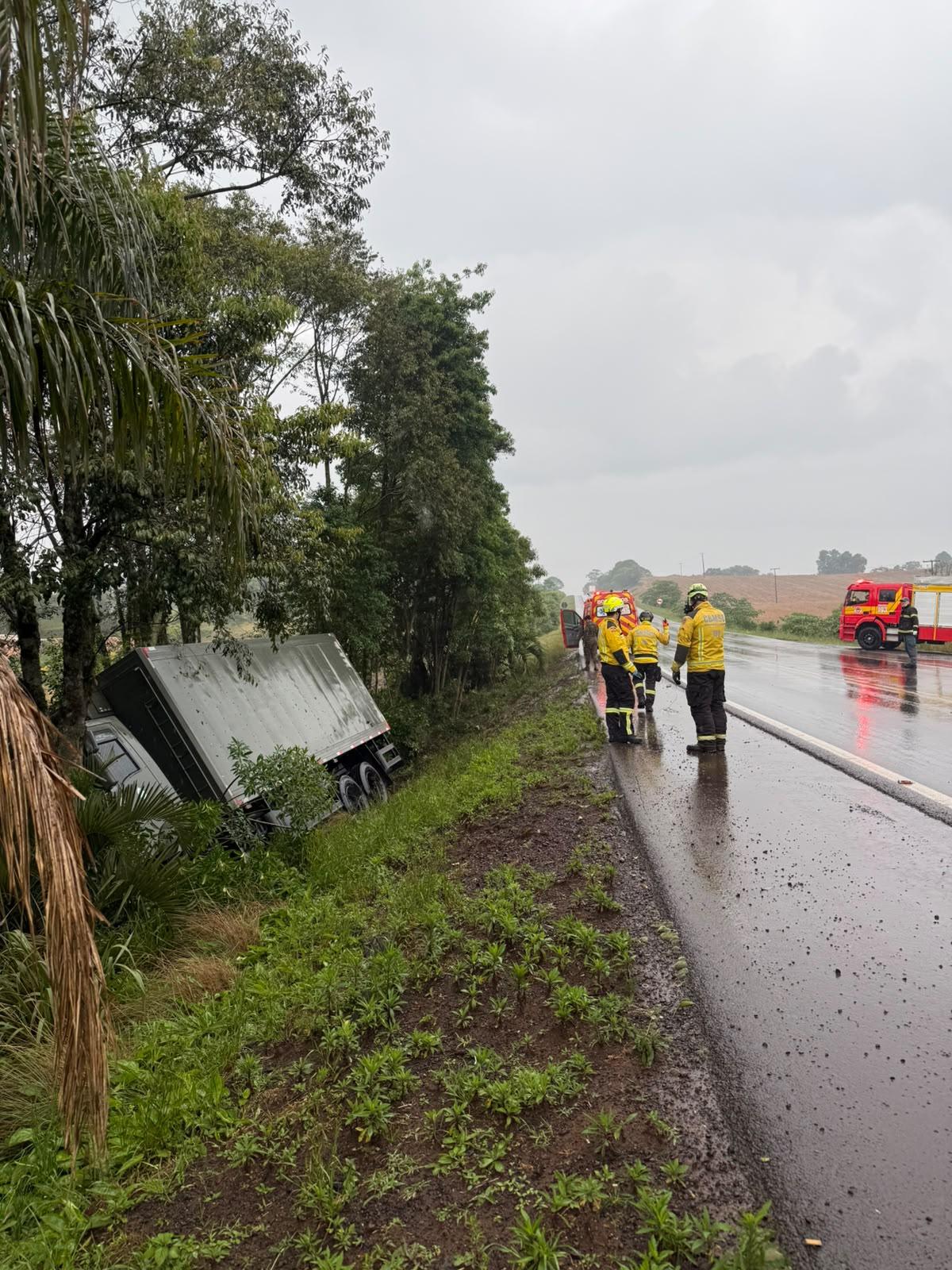 Caminhão do Exército Brasileiro sai da pista e tomba na BR-282 em Xanxerê