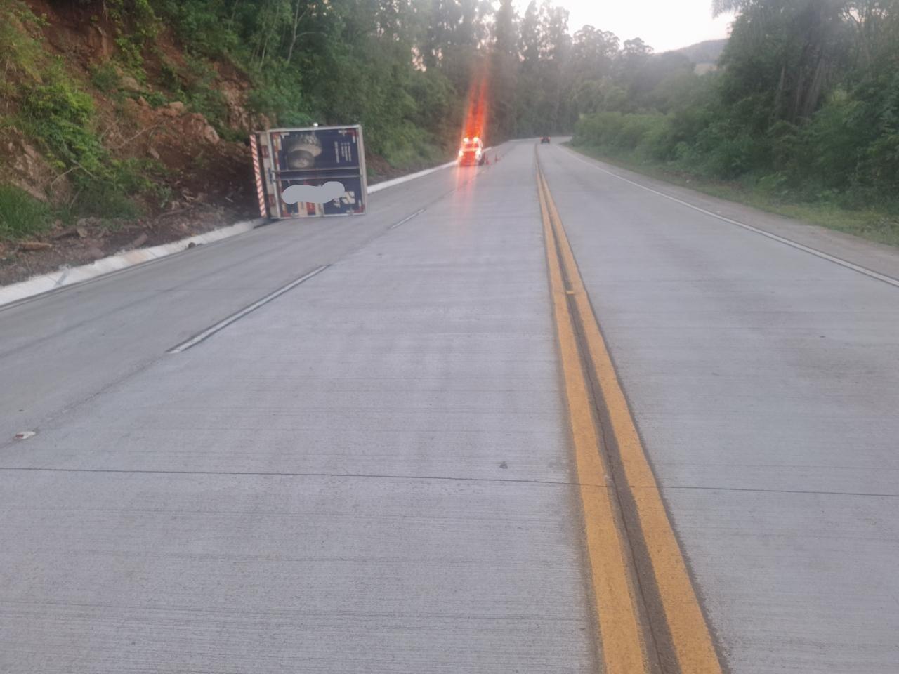 Caminhão sai da pista e capota na SC-305 em São Lourenço do Oeste