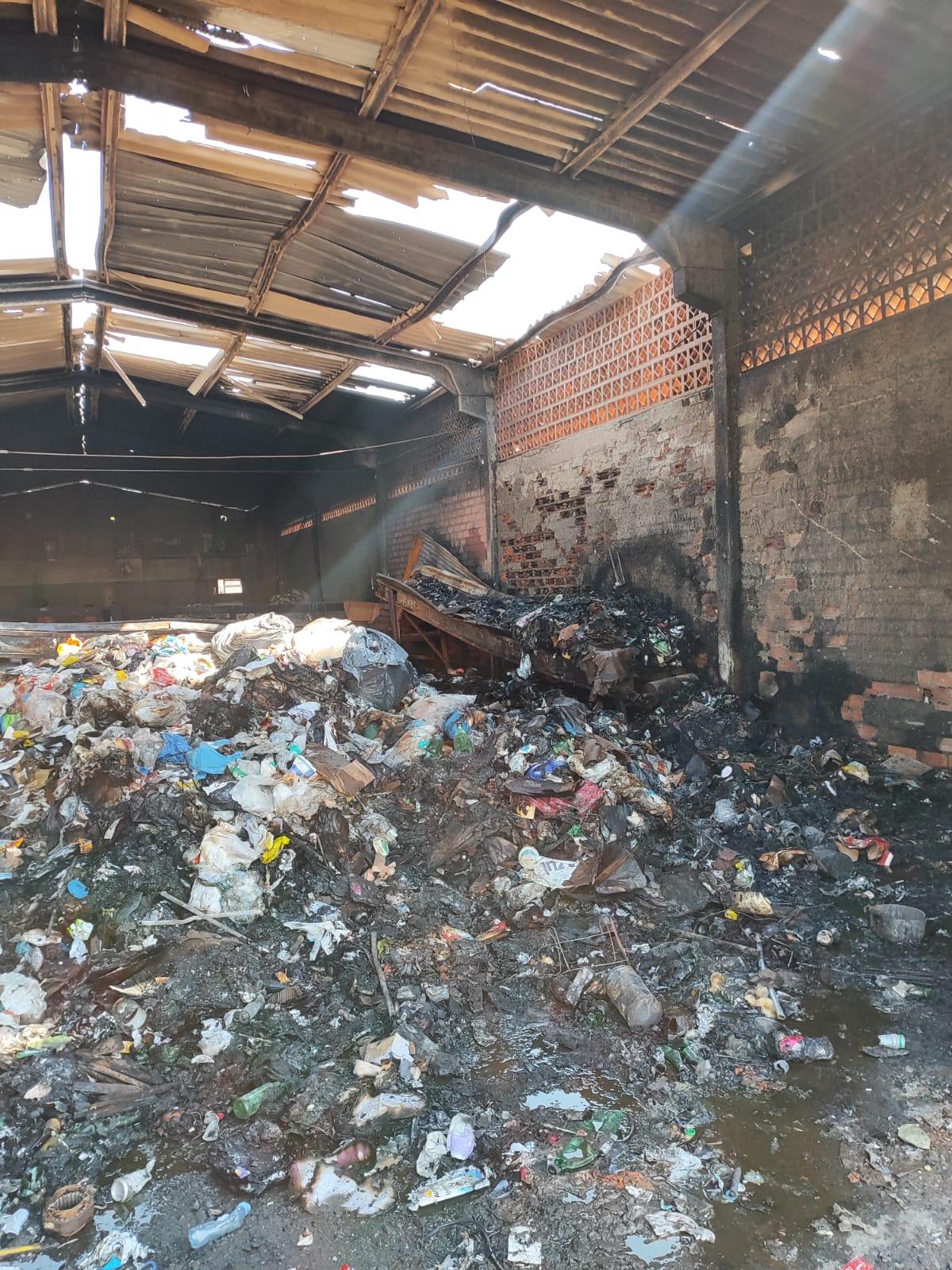 Chapecó: Combate em incêndio em edificação comercial de materiais de reciclagem no Bairro Efapi