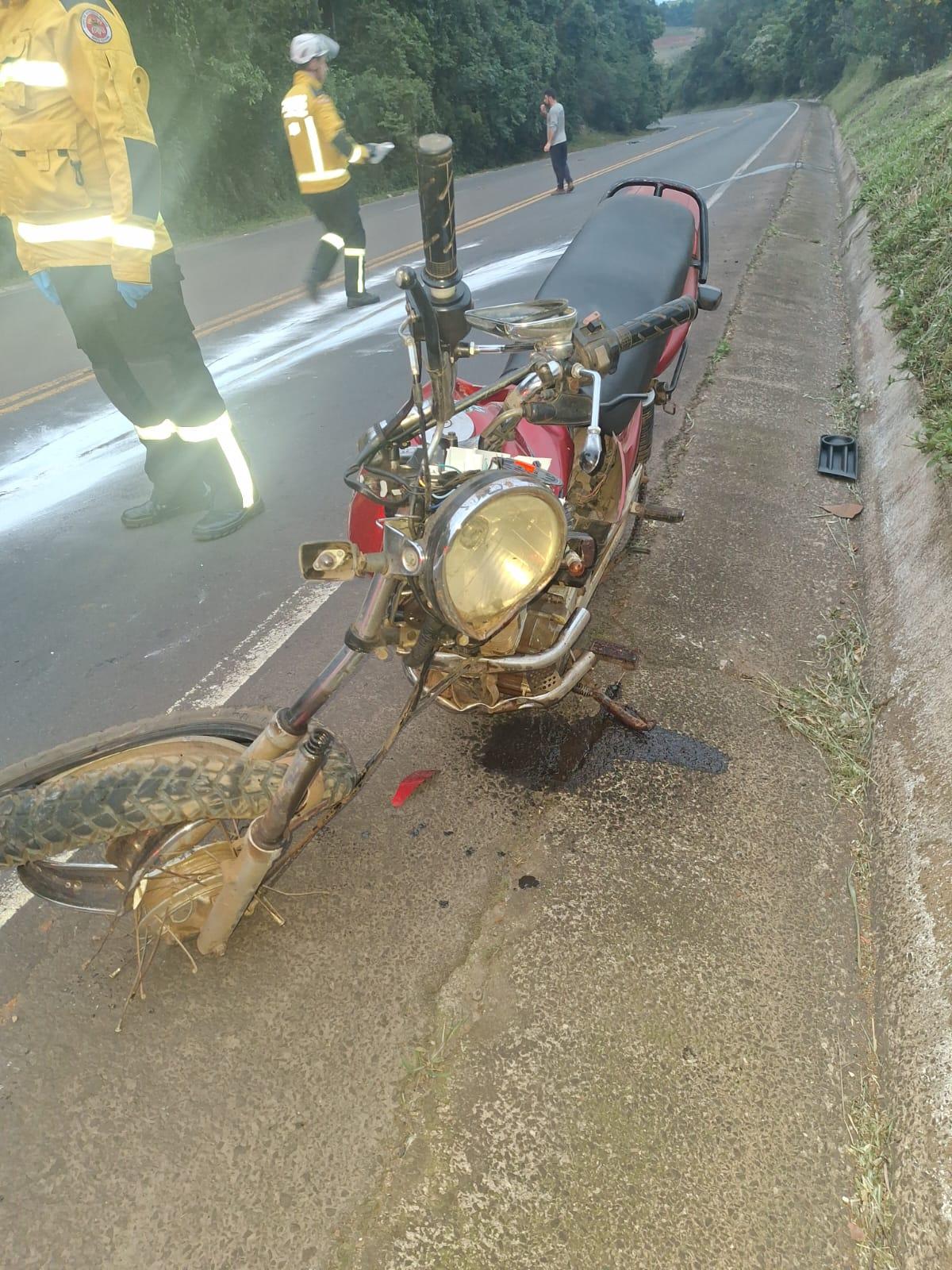 Colisão carro e moto na SC-157 deixa motociclista de 24 anos com várias fraturas em Novo Horizonte