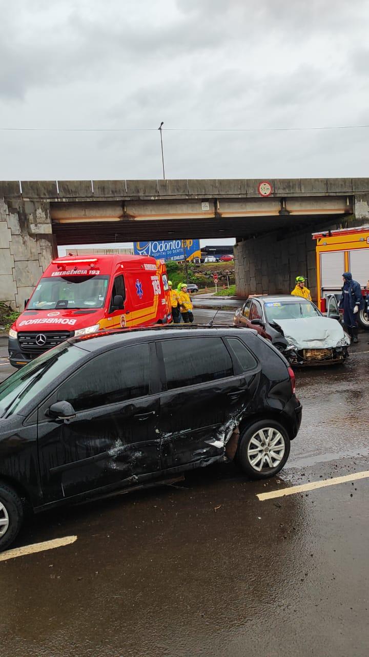 Colisão entre dois veículos deixa seis vítima na BR-480 em Chapecó