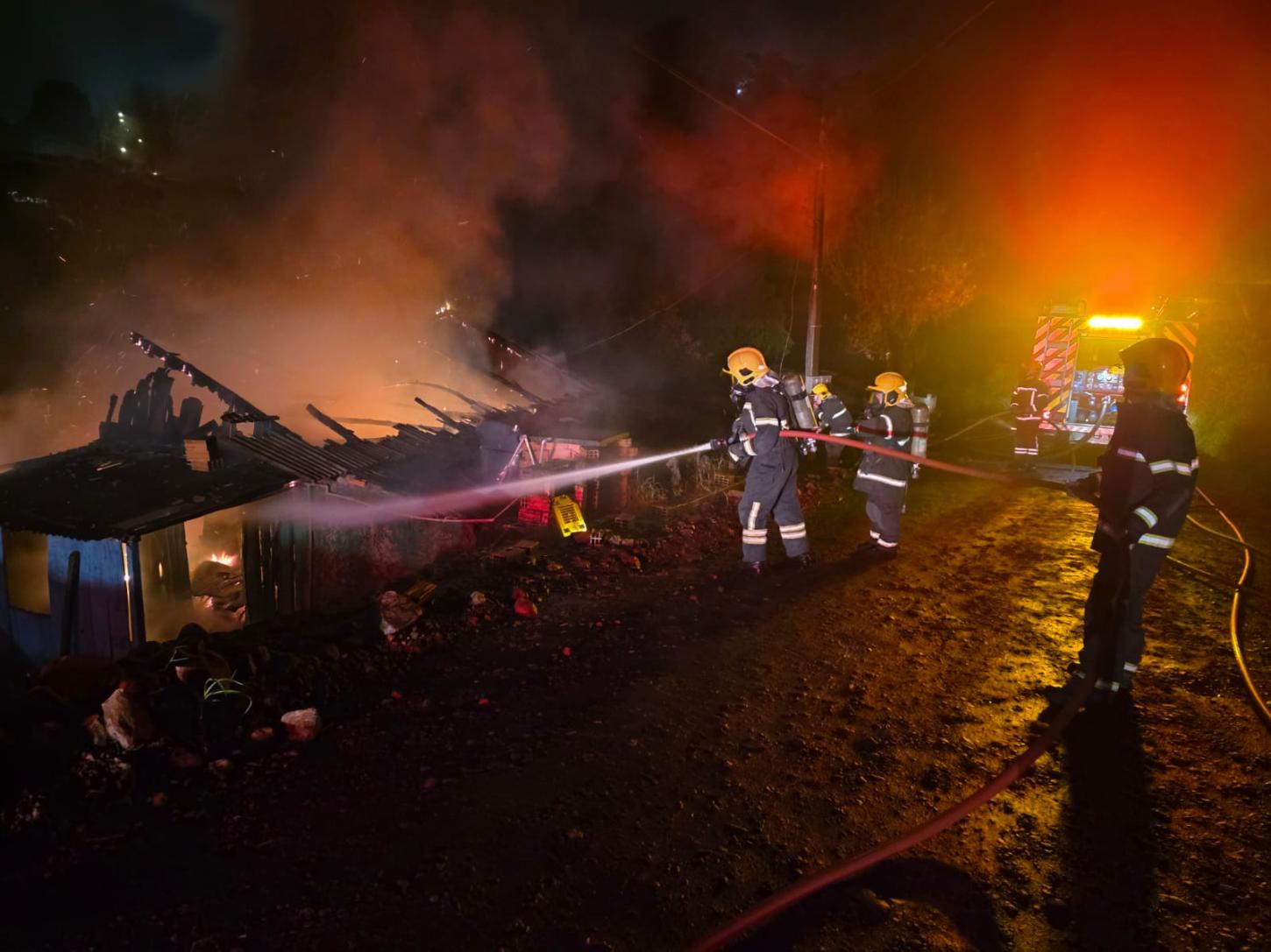 Edificação residencial fica destruída por incêndio na noite deste sábado (24) em Quilombo