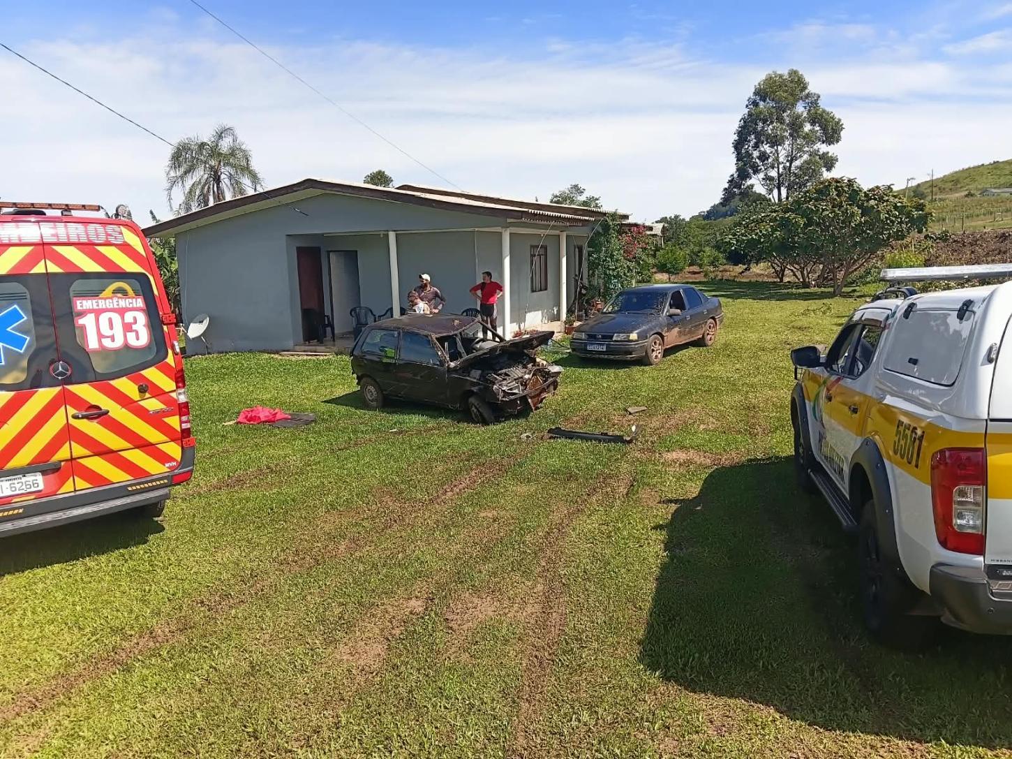 Feminina de 40 anos perde o controle de veículo e capota no município de Anchieta