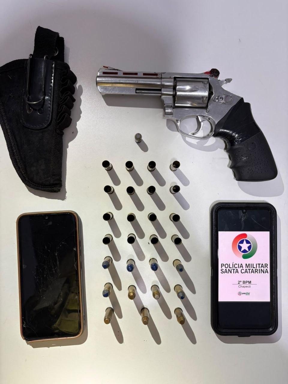 Homem de 48 anos é conduzido a delegacia por Porte Ilegal de Arma de Fogo