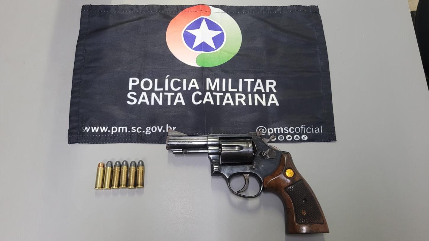 HOMEM É PRESO POR PORTE ILEGAL DE ARMA DE FOGO APÓS FUGIR DE BARREIRA POLICIAL EM SÃO LOURENÇO DO OESTE