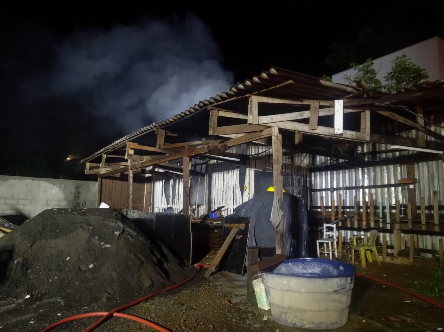 Incêndio destrói um abrigo de madeira de peças e ferramentas de construção em Quilombo.