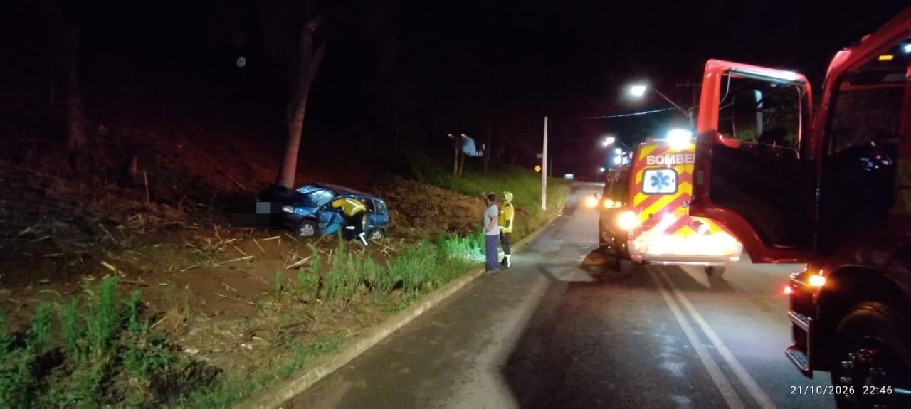 Masculino condutor de veículo Corsa é encaminhado ao hospital após saída de pista e capotamento na BR-282