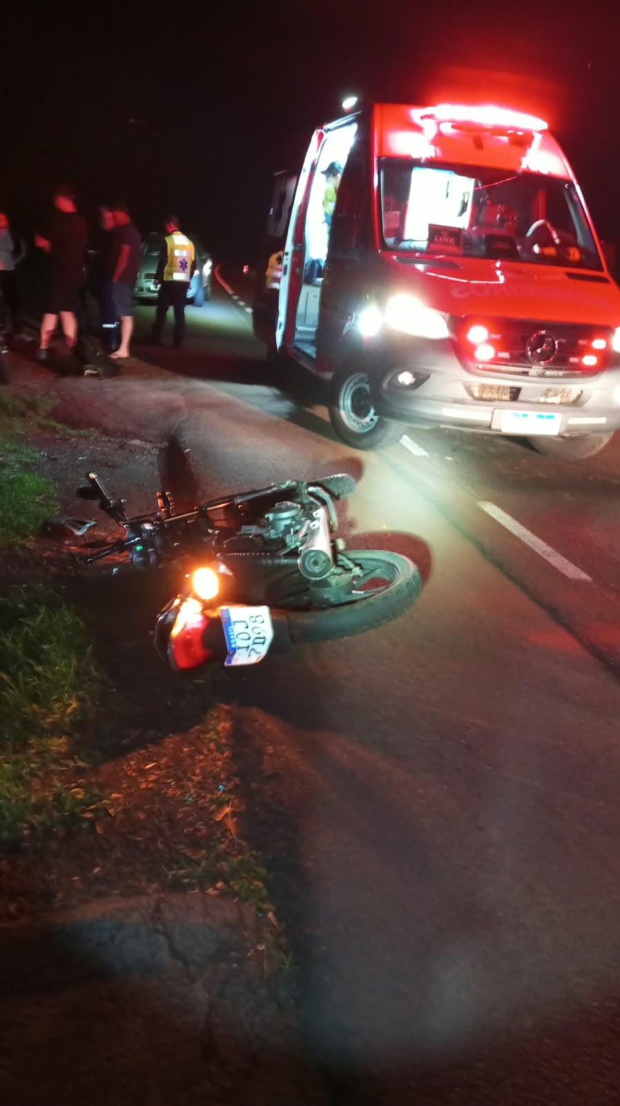 Motociclista é encaminhado ao hospital após colisão moto e caminhão na BR-282 no Oeste