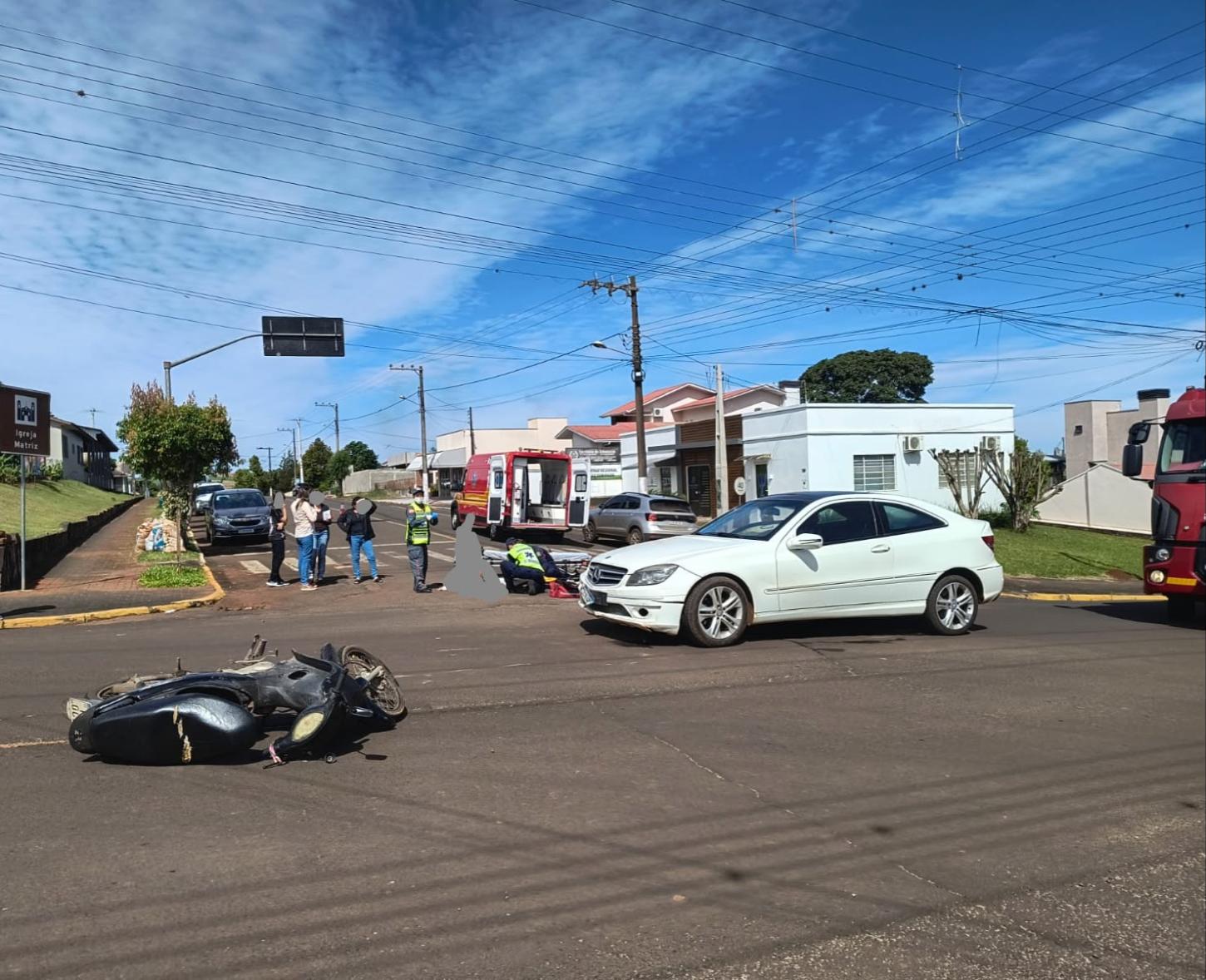 Motociclista sofre fratura após colisão carro e moto em São Domingos