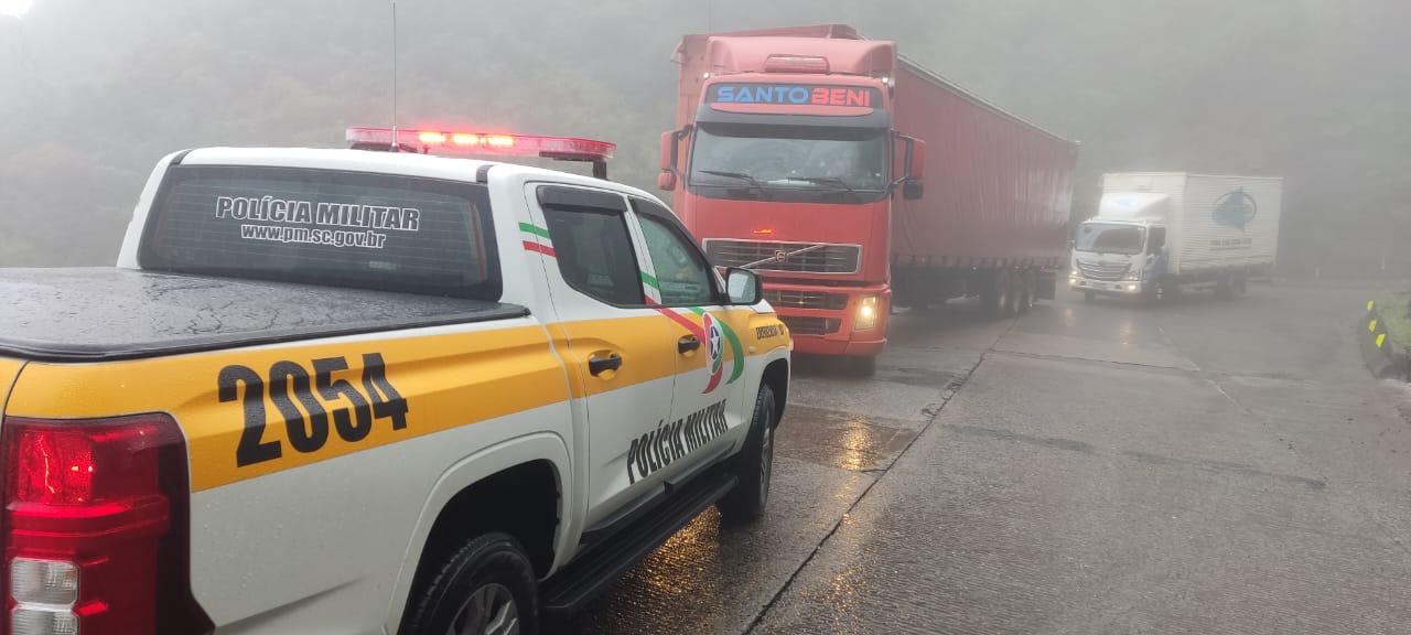 MOTORISTA DE CARRETA DESRESPEITA SINALIZAÇÃO E TENTA DESCER A SERRA DO RIO DO RASTRO