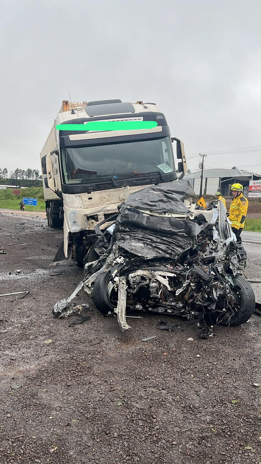 Motorista de veículo de passeio morre em grave acidente com caminhão na BR-282 em Xanxerê-SC