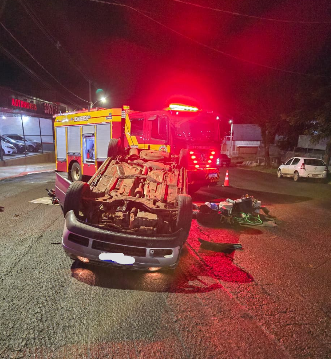 Motorista é encaminhado ao hospital de Xaxim após capotar veículo no Bairro Alvorada