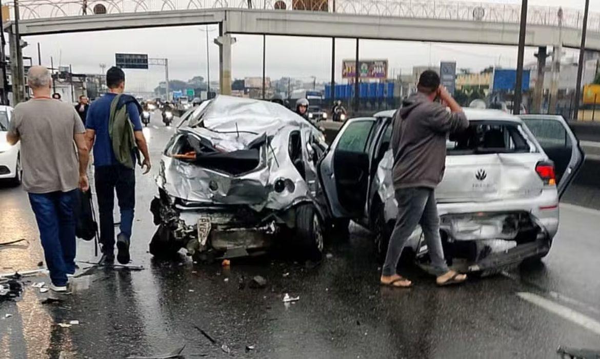 Motorista infarta e engavetamento de 20 veículos deixa feridos no Rio