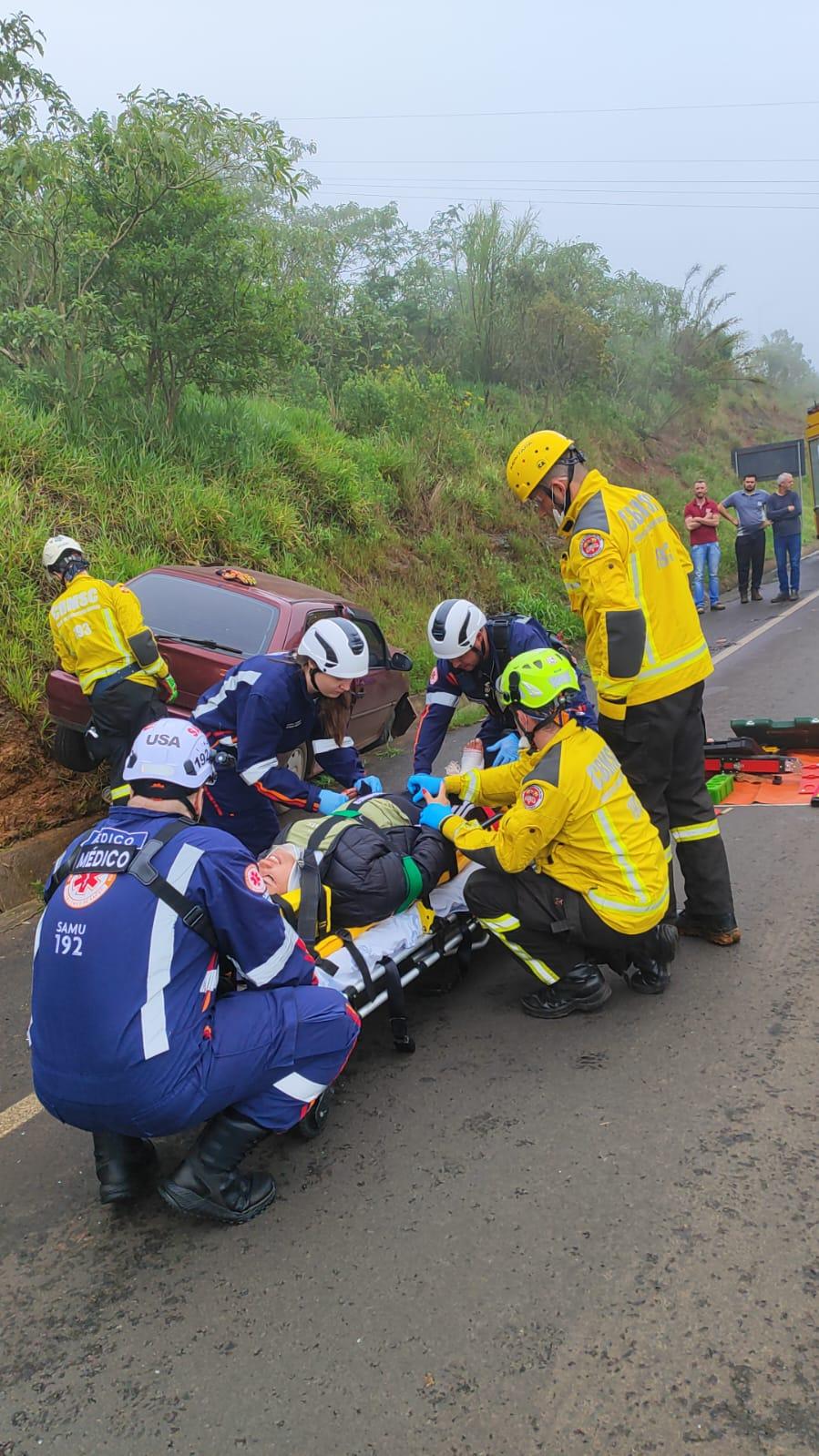 Mulher fica presa as ferragens em grave acidente na BR-283 em Chapecó