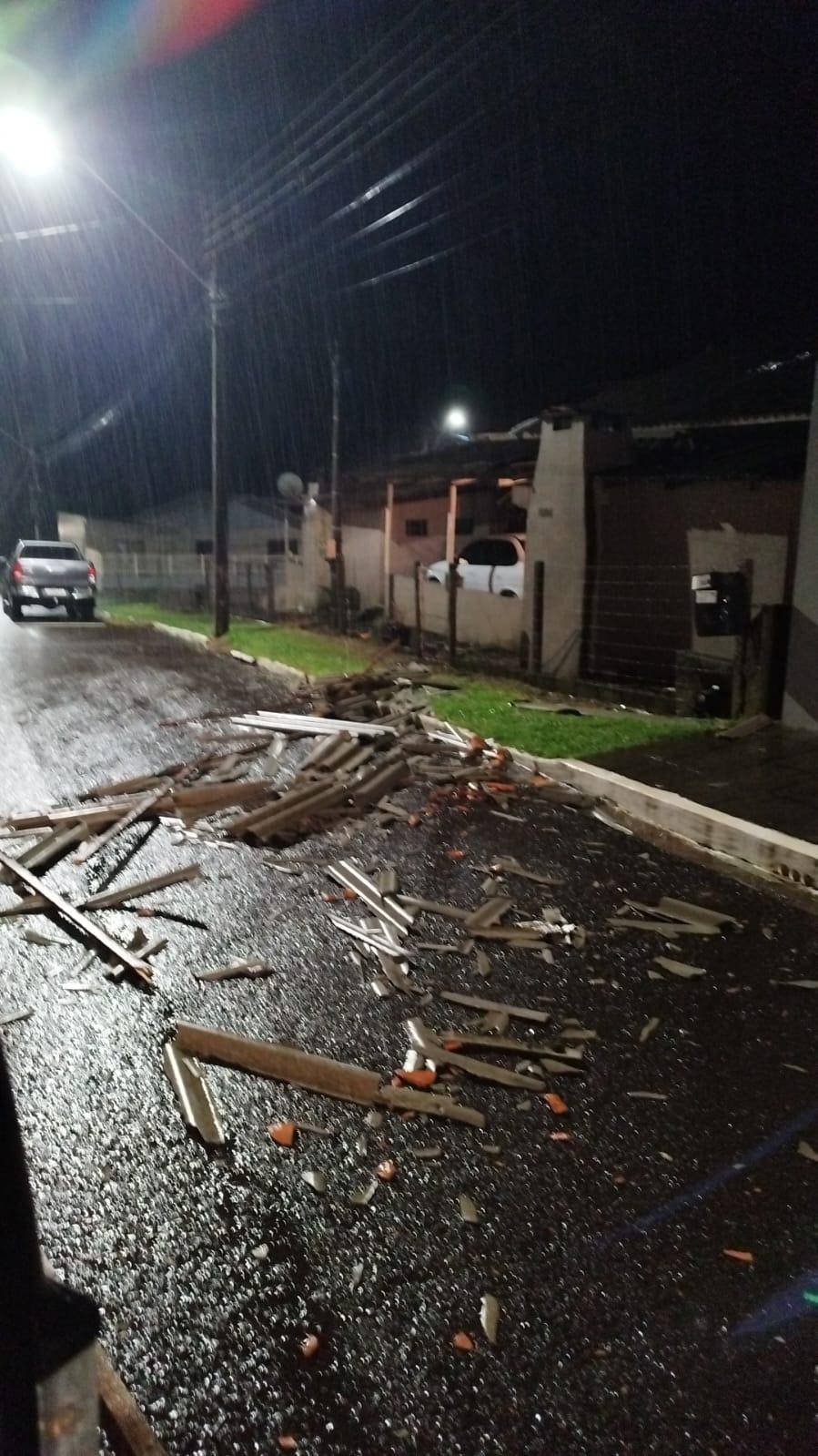 Temporal atinge a região de Faxinal dos Guedes com quedas de árvores e destelhamentos