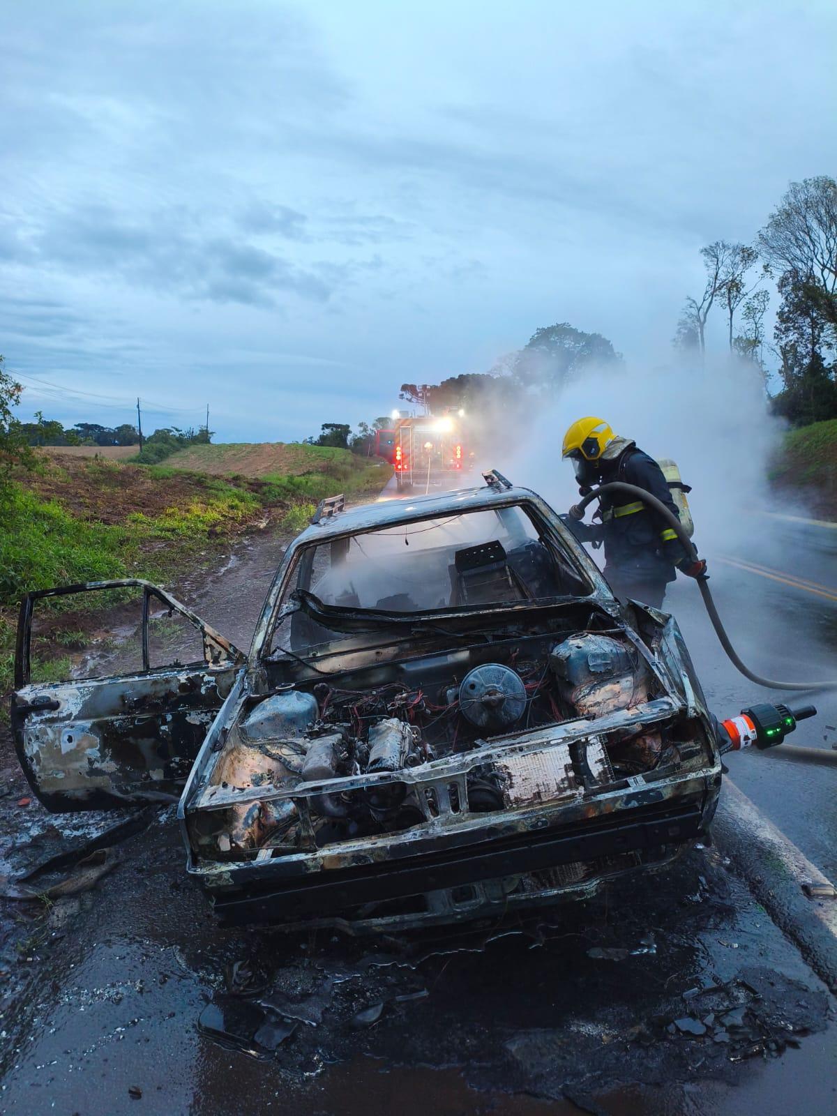 Veículo fica completamente destruído por incêndio na BR-282 no Oeste de SC